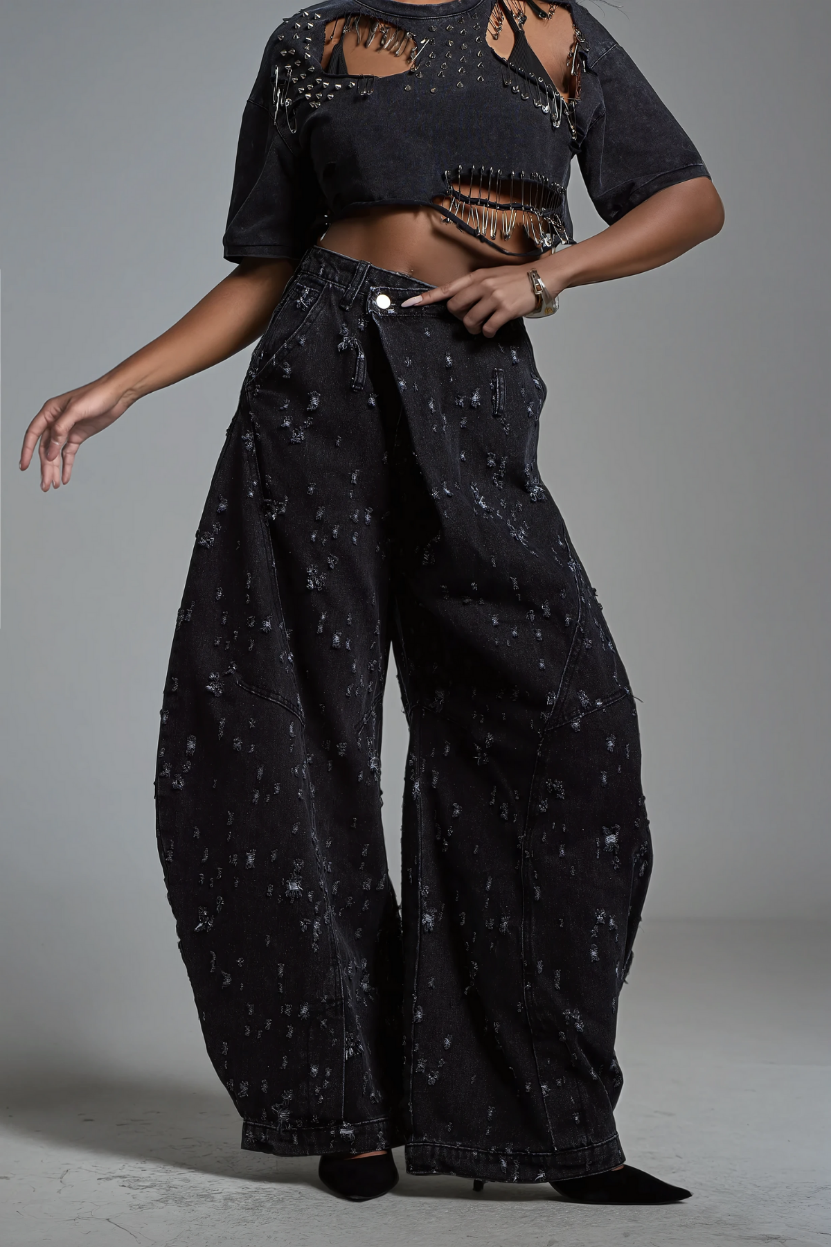 Ayah Yırtık Asimetrik Kot Pantolon