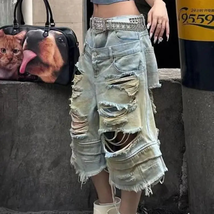 Çift Bel Tasarımlı Geniş Paça Yırtık Kot Şort
