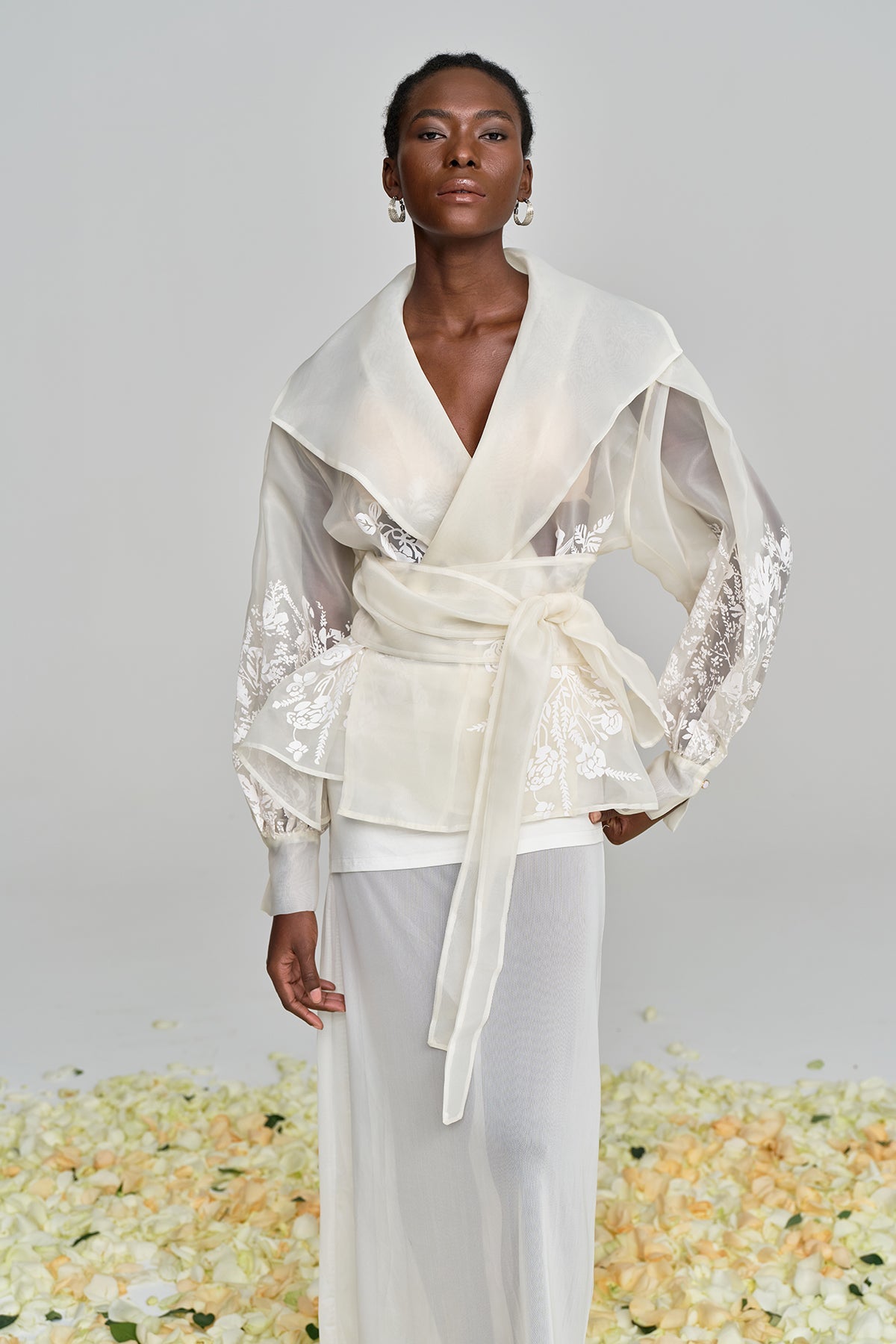 Amil Bağlamalı Çiçekli Yakalı Gömlek