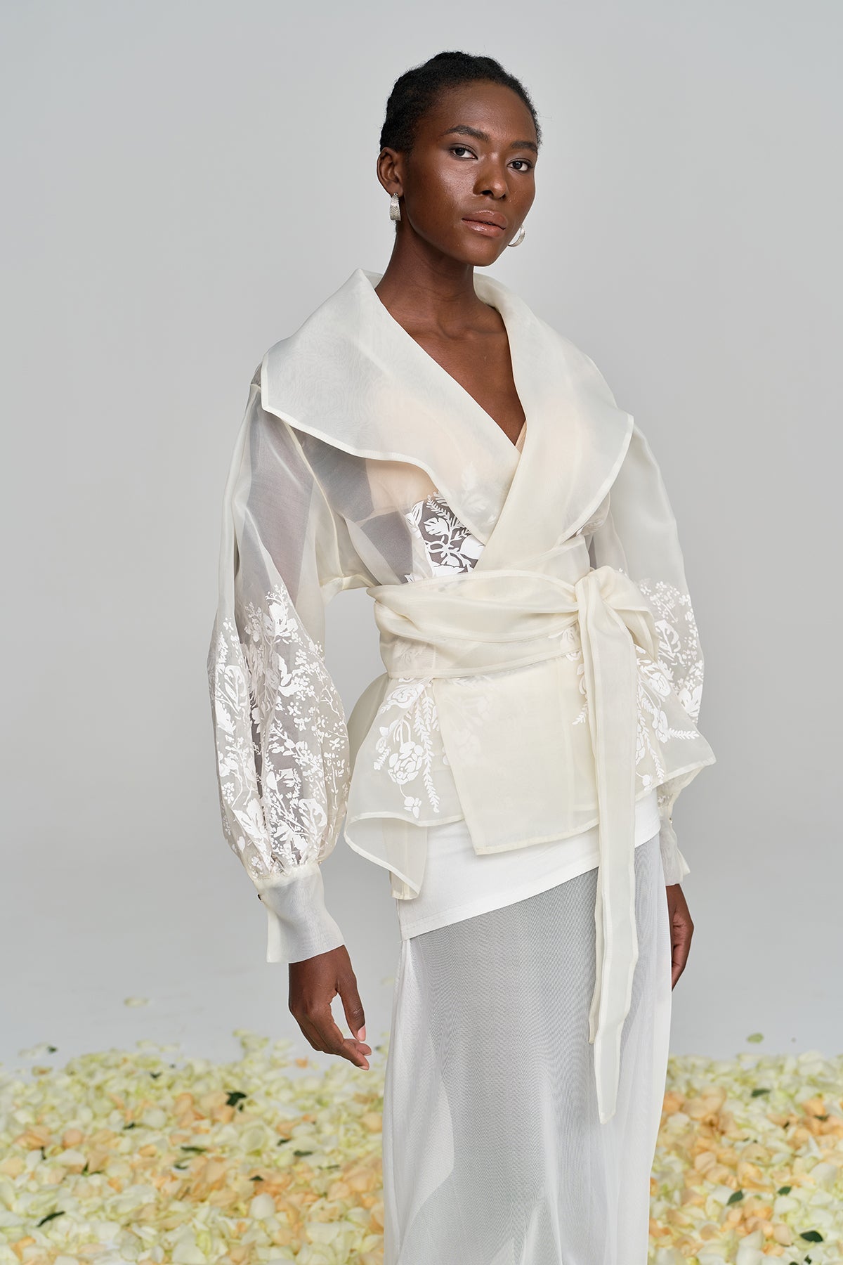 Amil Bağlamalı Çiçekli Yakalı Gömlek