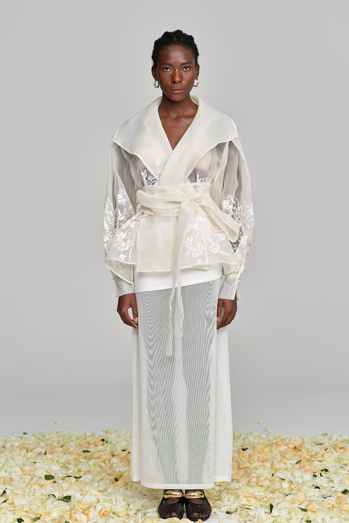 Amil Bağlamalı Çiçekli Yakalı Gömlek