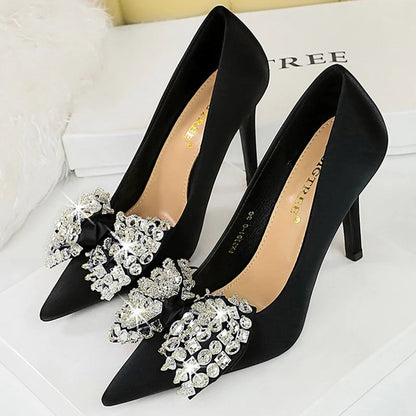 Velvet Labyrinth Taşlı Fiyonk Detaylı Topuklu Ayakkabı