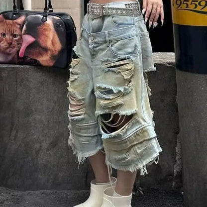 Çift Bel Tasarımlı Geniş Paça Yırtık Kot Şort