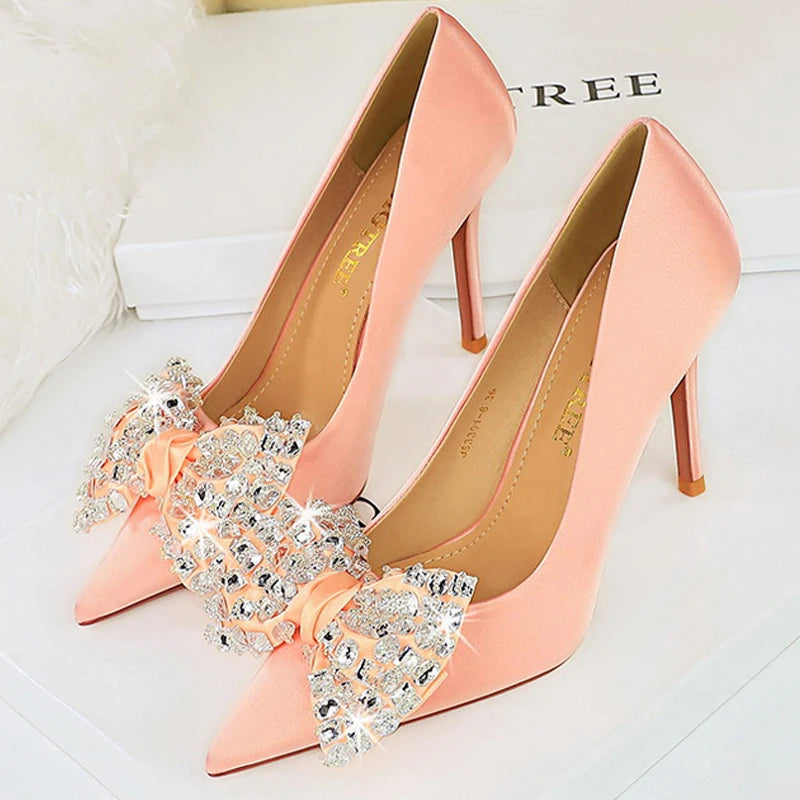 Velvet Labyrinth Taşlı Fiyonk Detaylı Topuklu Ayakkabı