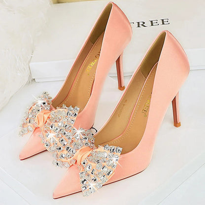 Velvet Labyrinth Taşlı Fiyonk Detaylı Topuklu Ayakkabı