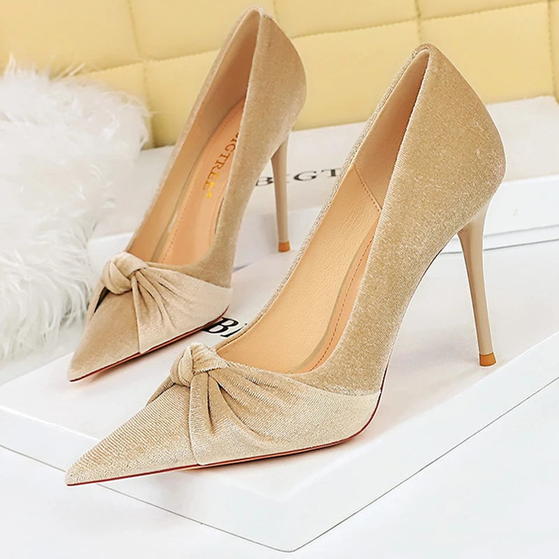 Silk Paradox Fiyonk Detaylı Süet Topuklu Ayakkabı