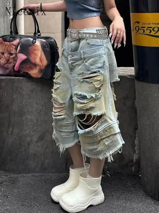 Çift Bel Tasarımlı Geniş Paça Yırtık Kot Şort