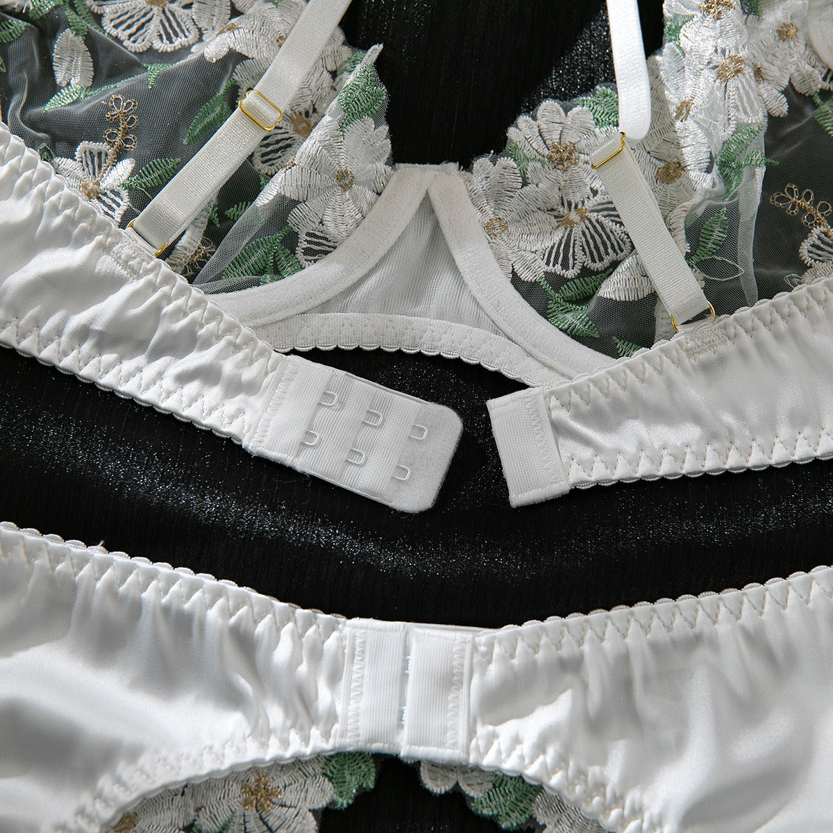White Floral Panther Takım